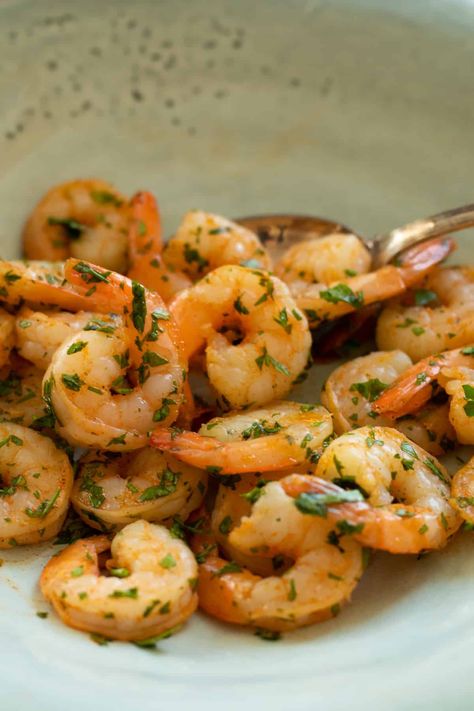 It's super easy to cook or heat up pre cooked shrimp in an air fryer. It takes just 2-3 minutes, and you can cook them from fresh, frozen or thawed. I suggest seasoning with garlic & paprika for incredible flavor, and topping it all off with fresh parsley for a green touch. How To Cook Cooked Shrimp, Cooked Shrimp In Air Fryer, Shrimp In Air Fryer, Precooked Shrimp Recipes, Frozen Shrimp Recipes, Frozen Cooked Shrimp, Cooked Shrimp Recipes, Cook Shrimp, College Food