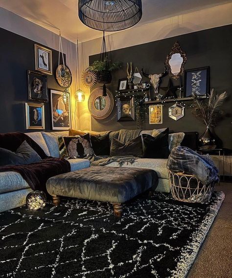 Casa Rock, Dark Living Rooms, Dark Home Decor, Goth Home Decor, Apartment Decor Inspiration, Maximalism, Gothic Home Decor, Decor Home Living Room, Living Room Decor Apartment