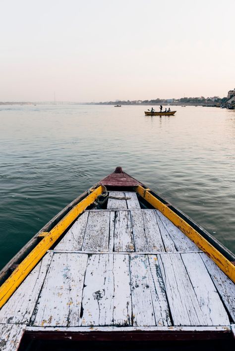 Wooden boat sailing on the river ganges ... | Free Photo #Freepik #freephoto #background #vintage #travel #water 2024 Manifestation, Minimal Color Palette, Gate Way, Boat Wallpaper, Boat Sailing, Love Background Images, India Tour, Fishing Boat, Varanasi