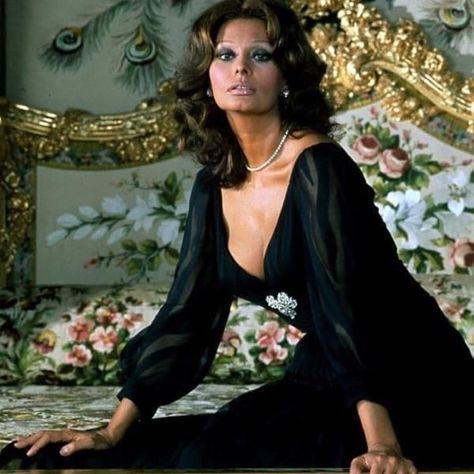 Be Italian 🇮🇹Sophia Loren  #beitalian #italian #italia #italy #italianstyle #italianlife #visititaly #lagrandebellezza #ladolcevita… Carlo Ponti, Plus Zise, Sofia Loren, Italian Beauty, Italian Actress, Actrices Hollywood, Sophia Loren, Brigitte Bardot, Classic Beauty