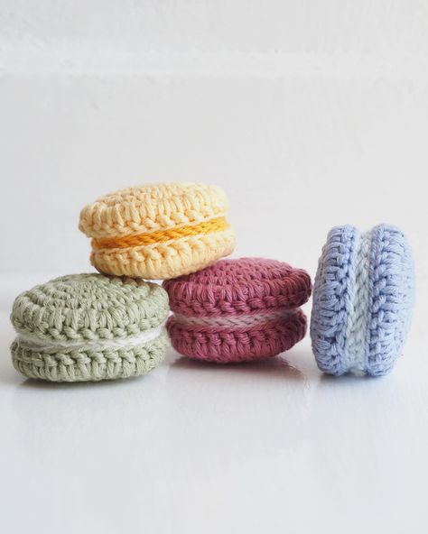 Crochet Biscuits Free Pattern, Crochet Macaron Pattern Free, Macaron Crochet, Crochet Oreo, Crochet Macaron, Crochet Cookies, Colorful Macarons, Crochet Food, French Macarons