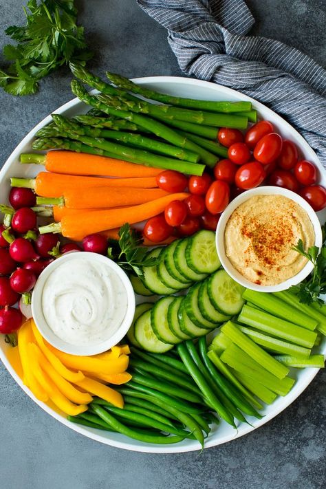 This homemade veggie tray is an assortment of colorful vegetables paired with a variety of flavorful dips. Crudite Platter, Bite Size Snacks, Vegetable Tray, Vegetable Platter, Colorful Vegetables, Charcuterie Recipes, Veggie Tray, Food Platters, Appetizer Snacks