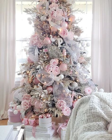 Blush Pink Tree, Pink Christmas Trees Decorated, Pastel Christmas Tree Ideas, White Christmas Tree Pink Decorations, Pink Christmas Tree Theme, Pink Decorated Christmas Tree, Christmas Tree Pink Decorations, Pink Xmas Decorations, Pink Tree Decorations