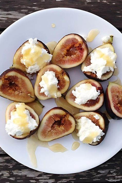 These Figs with Ricotta Cheese, Drizzled in Honey are a quick and delicious appetizer or snack. Ready in minutes and so beautiful! Figs With Ricotta Pistachios And Honey, Fig Appetizer, Fig Recipes, Honey Recipes, Ricotta Cheese, Cooking Kitchen, Nutrition Recipes, Yummy Appetizers, Pistachio