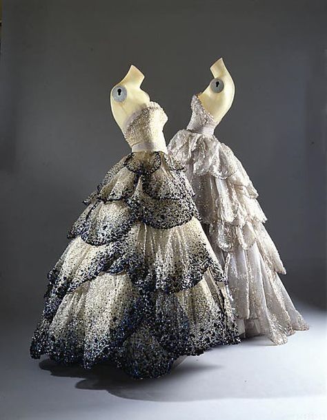 "Venus"  House of Dior  (French, founded 1947) Located at the MET (The Metropolitan Museum of Art) not on display. Vintage Dior Dress, Ballroom Gowns, Dior Dress, Look Retro, Dior Haute Couture, Vestidos Vintage, Look Vintage, Gorgeous Gowns, Mode Vintage