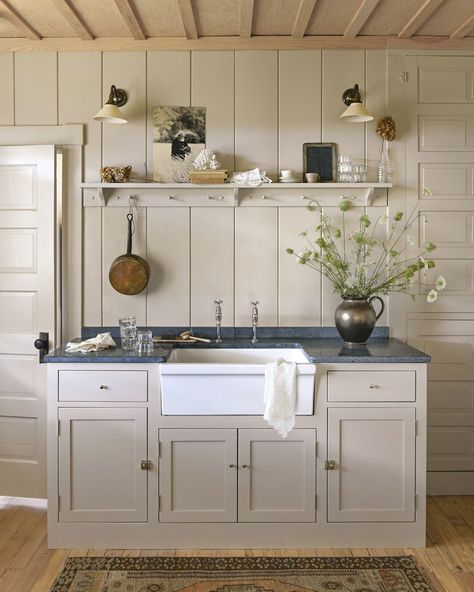 farmhouse kitchen sink with Shaker peg rail Rustic Farmhouse Kitchen Ideas, Oak Floor Stains, Shaker Peg Rail, Best Kitchens, Peg Rail, Farmhouse Kitchen Sink, Farmhouse Kitchen Ideas, Farmhouse Kitchens, Cabin Kitchens