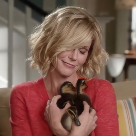 Julie Bowen Hair, Modern Family Lily, Claire Hair, Claire Dunphy, Modern Family Funny, Comfort Series, Client List, Julie Bowen, Family Women