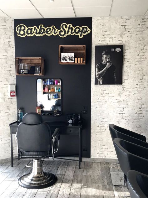 Décoration industrielle pour ce salon de coiffure avec la création d'un poste barbier, pour le plus grand plaisir de ces messieurs ! Barber Shop Interior, Barber Haircuts, Home Hair Salons, Barber Logo, Barbershop Design, Barber Shop Decor, Hairstylist Business Cards, Beige Living Rooms, Beauty Salon Decor