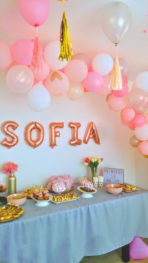 La décoration d'anniversaire pour les 1 an de ma fille, très girly et chic. Tous les invités ont adoré 😁 si vous souhaitez savoir comment je me suis prise pour la réalisation de cette jolie décoration faites le moi savoir en me laissant un commentaire 😉 si il y cf a beaucoup de demandes je vous ferai une vidéo Sweet Sixteen, Birthday Decorations, Sofia, Garden Decor, Birthday Cake, Cake, Birthday, Sweet 16