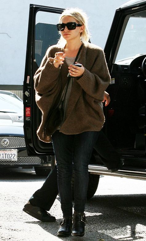 19 Ways To Style A Cardigan For Fall Like The Olsen Twins How To Style A Cardigan, Ashley Olsen Style, Olsen Fashion, Olsen Twins Style, Mary Kate Ashley, Olsen Twins, Mary Kate Olsen, Ashley Olsen, Mary Kate