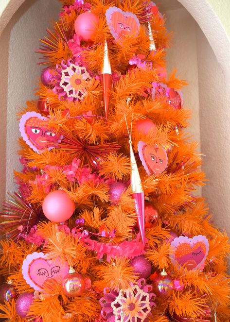 Decorating an orange tree for Valentine's Day by Jennifer Perkins #jenniferperkins #orangetree #valentinesdecor Pink And Orange Christmas, Orange Christmas Tree, Retro Christmas Decorations, Valentine Tree, Kitsch Christmas, Orange Christmas, Valentine Day Wreaths, Pink Christmas Tree, Orange Tree