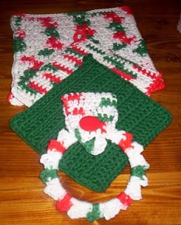 THREAD 'N' STITCHES: CHRISTMAS TOWEL RING Crochet Christmas Towel, Crochet Towel Ring, Crochet Towel Tops, Crochet Towels, Crochet Mens Scarf, Towel Toppers, Crochet Dish Towels, Crochet Towel Holders, Big Crochet