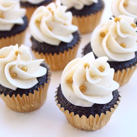 White Gold Black Cupcakes, Roaring 20s Cupcakes, Black And Gold Desserts, Black And Gold Cupcakes Birthdays, Gold Cupcakes Ideas, Black And Gold Treat Table, Black And Gold Dessert Table Ideas, Black And Gold Cupcakes, Rebecca Book