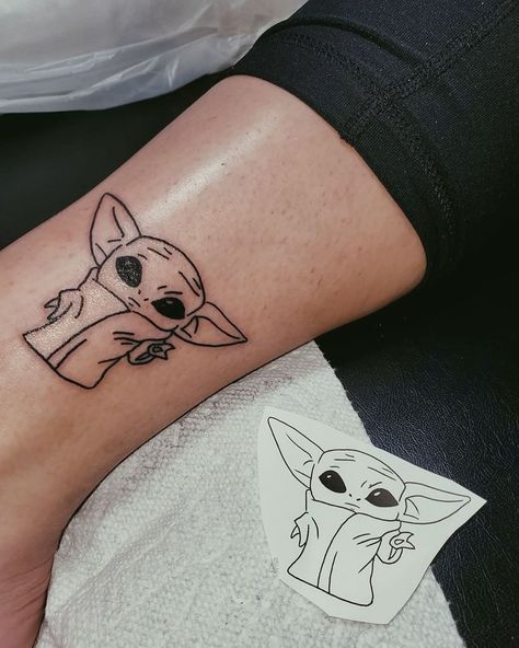 Baby Yoda Tattoo, Yoda Tattoo, Groot Tattoo, Character Tattoos, Cute Simple Tattoos, Hyper Realistic Tattoo, Tattoo Minimalist, Star Wars Tattoo, Small Tattoos For Guys