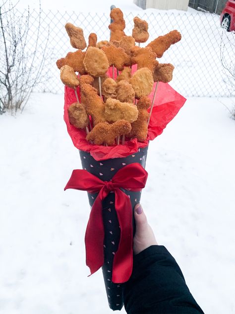 Fast Food Bouquet, Nugget Bouquet, Chicken Nugget Cake, Funny Bouquet, Chicken Nugget Bouquet, Dino Chicken Nuggets, Huge Chicken, Georgian Cuisine, Food Bouquet