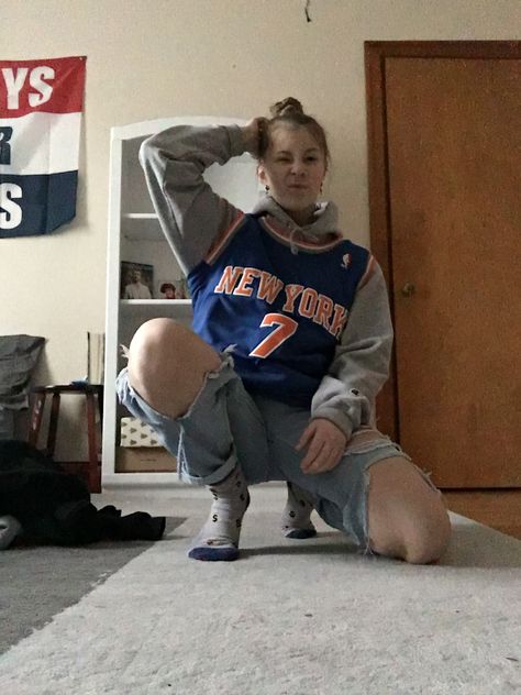 carmello anthony jersey + grey champion hoodie + a bun = super gay 🤩🤩 Hoodie Jersey Outfit, Football Jersey Over Hoodie Outfit, Jersey With Hoodie Outfit, Basketball Jersey Over Hoodie Outfit, Nba Jersey Outfit Woman, Jersey Over Hoodie Outfit, Jersey Over Hoodie, Nba Jersey Outfit, Masc Fits