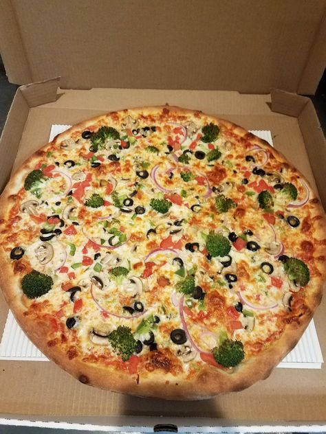 Livin' On The Veg (Veggie Pizza) San Diego #Pizza #Pizzas #food #foods Veggie Lovers Pizza, Vegetarian Pizza Aesthetic, Vegan Pizza Aesthetic, Veggie Pizza Aesthetic, Pizza Veggie, Vegetables Pizza, Veg Pizza, Pizza Photo, Veggie Pizza