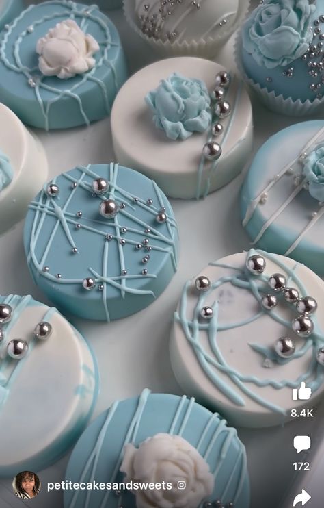 Blue Christmas Desserts, Blue And White Desserts, Blue Dessert Ideas, Blue Wedding Cookies, Blue Chocolate Covered Oreos, Blue Dessert Table, Cupcake Azul, Blue Cake Pops, Blue Sweets