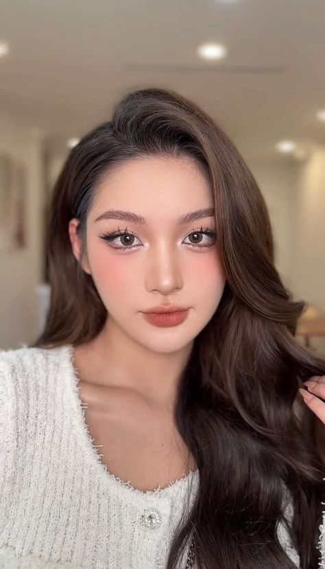 Korean Looks Makeup, Make Up Inspo For Graduation, Make Up Looks For Graduation, Yearbook Makeup Looks, Make Up Thailand Look, Thailand Makeup Look Wedding, Thai Makeup Looks, Elegant Makeup Looks, Graduation Look Makeup