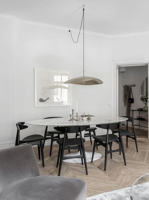 Saarinen Tulip Table, Saarinen Dining Table, Monochrome Interior, Tulip Table, Style Deco, Dining Room Inspiration, Dining Room Design, Apartment Design, Interior Inspo