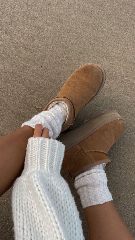 Cute Uggs Aesthetic, Ugg Girl Aesthetic, Clean Girl Shoes, Bailey Bow Uggs Aesthetic, Brown Uggs Aesthetic, Ugg’s Aesthetic, Mini Uggs Outfit, Ultra Mini Uggs, Cute Uggs