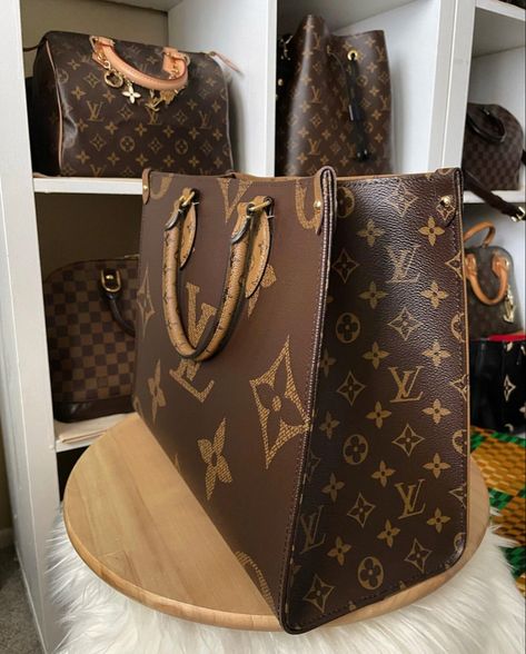 Louis Vuitton Onthego Tote, Onthego Mm, Louis Vuitton Onthego, Lv Tote, Bags Messenger, Practical Bag, Louis Vuitton Neverfull Mm, Lv Monogram, Everyday Bag