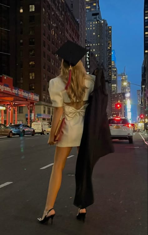 College Grad Pictures, Grad Picture Ideas, Cap And Gown Pictures, College Graduation Pictures Poses, College Graduation Photoshoot, Nyc Photoshoot, Graduation Look, Grad Outfits, Grad Photography