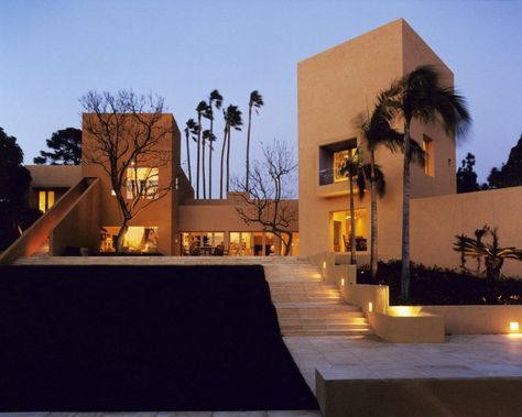 CASA EN WESTWOOD | PROYECTOS | Legorreta Arquitectos Resort Hotel Design, Architecture Pictures, Desert Resort, Rammed Earth Wall, Spanish Style Homes, Yellow Walls, Arched Windows, Mechanical Design, Facade Architecture