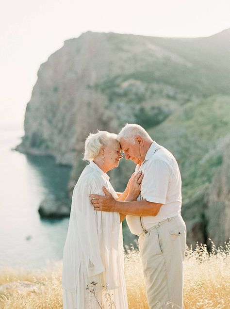 Wedding Anniversary Photo Shoot Ideas, Anniversary Photo Shoot Ideas, Old Couple Photography, Older Couple Poses, Older Couple Photography, Anniversary Photo Shoot, Shooting Couple, Older Couple, Anniversary Photography