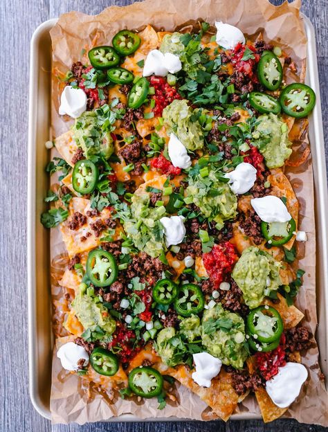 Ultimate Spicy Beef Nachos Ground Beef Nachos, Best Superbowl Food, Nachos Recipe Beef, Sheet Pan Nachos, Pan Nachos, Baked Nachos, Vegetarian Nachos, Nachos Recipe Easy, Fresh Guacamole