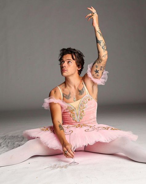 Snl Harry Styles, Harry Styles Ballerina, Harry Styles Snl, Harry Styles Photoshoot, Harry Styles Update, Harry 1d, Harry Styles Wallpaper, Harry Styles Pictures, Harry Styles Photos