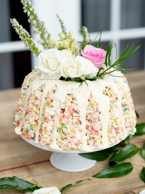 Cereal Bridal Shower Bundt Cake Krisp — Your eyes aren't deceiving you—those are, in fact, Rice Krispie treats baked into this beautiful bridal shower bundt cake | 📸: Kristen Weaver Photography Fall Wedding Desserts, Rice Crispy Cake, Alternative Wedding Cakes, Wedding Cake Alternatives, Intimate Wedding Reception, London Cake, Traditional Wedding Cake, Classic Wedding Cake, Wedding Cake Flavors