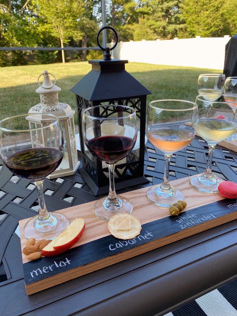 At Home Wine Date Night, Diy Wine Tasting Board, Wine Tasting Backyard Party, Diy Wine Flight Board, Cheese And Wine Party Decorations, Wine Flight Boards Diy, Diy Winery Party, Wine Set Up, Wine Tasting Board