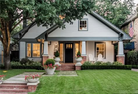 Craftsman House Colors, Craftsman Bungalow Exterior, 1920s Craftsman, Craftsman Cottage, Bungalow Exterior, Bungalow Homes, Craftsman Exterior, Craftsman Home, Home Colors