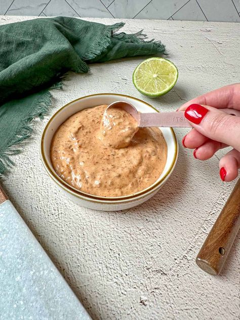 Easy Chipotle Mayo Sauce Spicy Burger Sauce, Dip For Fries, Homemade Chipotle Sauce, Sauce For Burgers, Chipotle Mayo Sauce, Chipotle Southwest Sauce, Chipotle Mayo Recipe, Honey Kitchen, Pulses Recipes