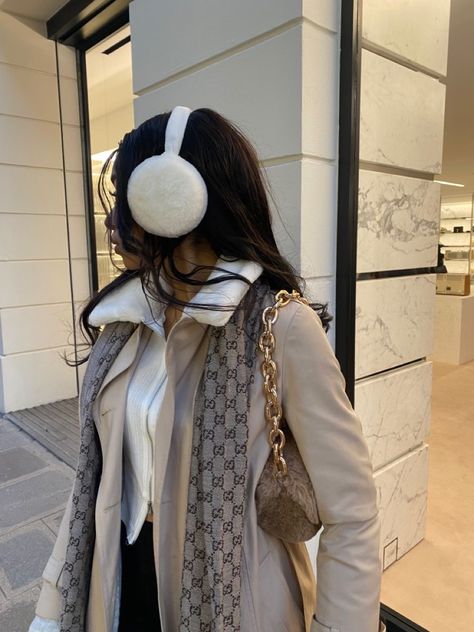 Cozy Scarf Aesthetic, Paris Outfit Autumn, Paris Fits Winter, Glamorous Winter Outfits, Winter Outfits2024, Paris Aesthetic Winter, Rich Girl Outfit, Girly Winter Outfits, Chique Outfit