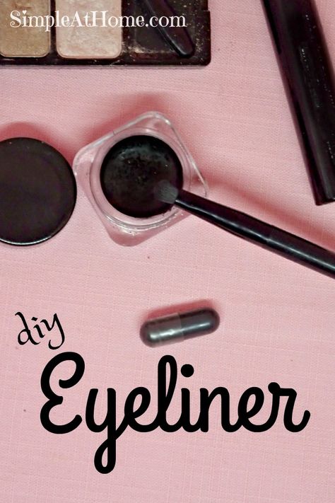 Natural Makeup Diy, Homemade Eyeliner, Eyeliner Simple, Diy Eyeliner, Coloured Eyeliner, Easy Natural Makeup, Diy Natural Makeup, Diy Makeup Recipe, Make Up Diy