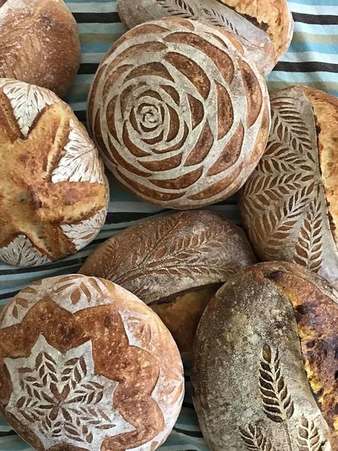 Sourdough Decorations, Sourdough Patterns, Artisan Bread Design, Salt Block Grilling, Pretty Bread, Bread Decoration, Decorative Bread, Sourdough Scoring, Bread Design