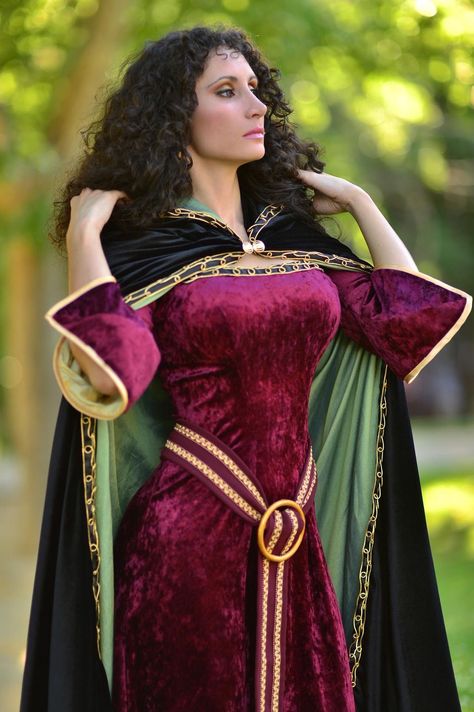 Mother Gothel ("Tangled") Mother Gothel Cosplay, Tangled Mother Gothel, Mother Gothel, Costume Disney, Diy Kostüm, Epic Cosplay, Disney Cosplay, Disney Costumes, Amazing Cosplay