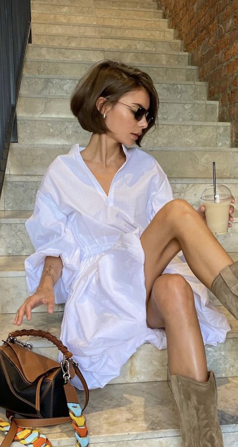 Short Hair Outfits Casual, Bob Hair Outfit, Chic Bob Haircut, Latest Short Haircuts, Chin Length Hair, Hair Cute, Work Hairstyles, Cooler Look, Short Hair Haircuts