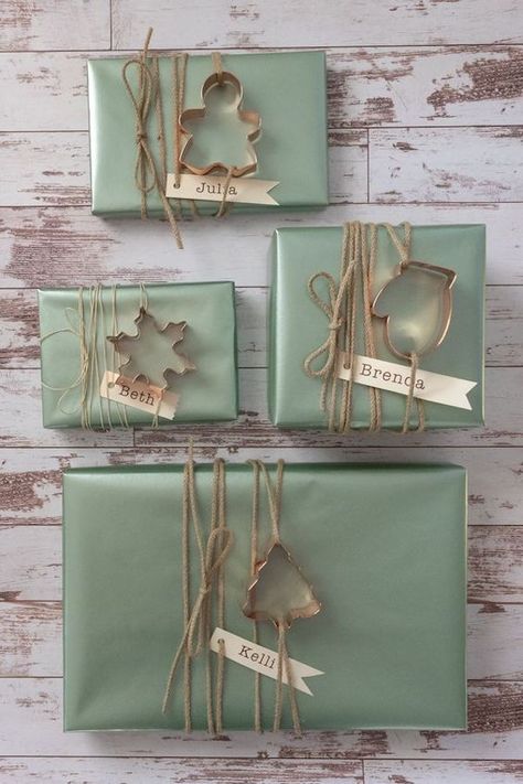 Christmas Gift Wrapping Diy, Christmas Gift Packaging, Gift Wrapping Techniques, Gift Wrapping Inspiration, Crafts Easter, Gifts Wrapping Diy, Simple Gift Wrapping, Creative Gift Wrapping, Diy Gift Wrapping