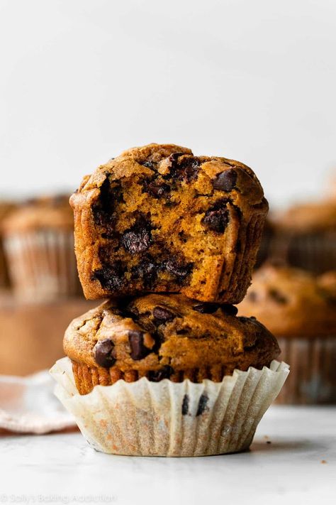 Soft, moist, and extra flavorful pumpkin chocolate chip muffins are an essential treat to bake every fall season! Use plenty of pumpkin pie spice and feel free to top with coarse sugar before baking. No mixer required for these easy muffins! Recipe on sallysbakingaddiction.com Healthy Banana Chocolate Chip Muffins, Banana Chocolate Chip Muffins Healthy, Healthy Pumpkin Muffins, Healthy Fall Desserts, Best Pumpkin Muffins, Vegan Pumpkin Muffins, Gluten Free Pumpkin Muffins, Dessert Vegan, Pumpkin Muffin Recipes