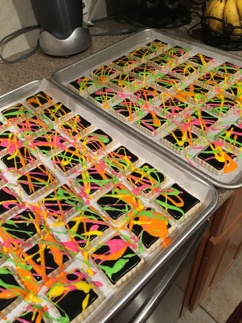 Neon Splatter Paint cookies! Love how these turned out....the pep rally theme this week was neon, so why not have some neon sugar cookies??? Paint Party Games, Art Party Foods, Neon Splatter Paint, 90s Party Ideas, Snack Boards, 80s Birthday Parties, 90s Theme Party, Glow Birthday Party, 80s Theme Party