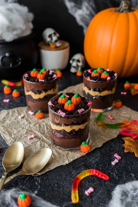 Thanksgiving Dirt Pudding, Halloween Pudding Dirt Cups, Halloween Dessert Cups, Yummy School Snacks, Pumpkin Patch Dessert Cups, Pumpkin Patch Dirt Cups, Halloween Pudding Cups Kids, Oreo Dirt Dessert, Graveyard Pudding Cups Dirt Cake