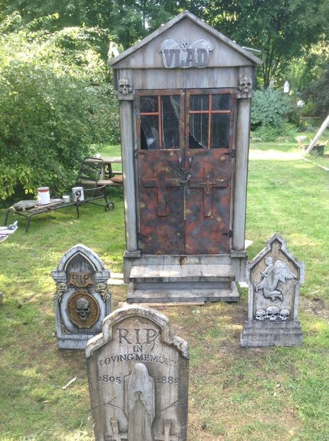 Halloween Forum mausoleum makeover. Halloween Mausoleum, Haunted Trail Ideas, Trail Ideas, Haunted Trail, Halloween Cemetery, Halloween Forum, Halloween Outside, Halloween Props Diy, Halloween Graveyard