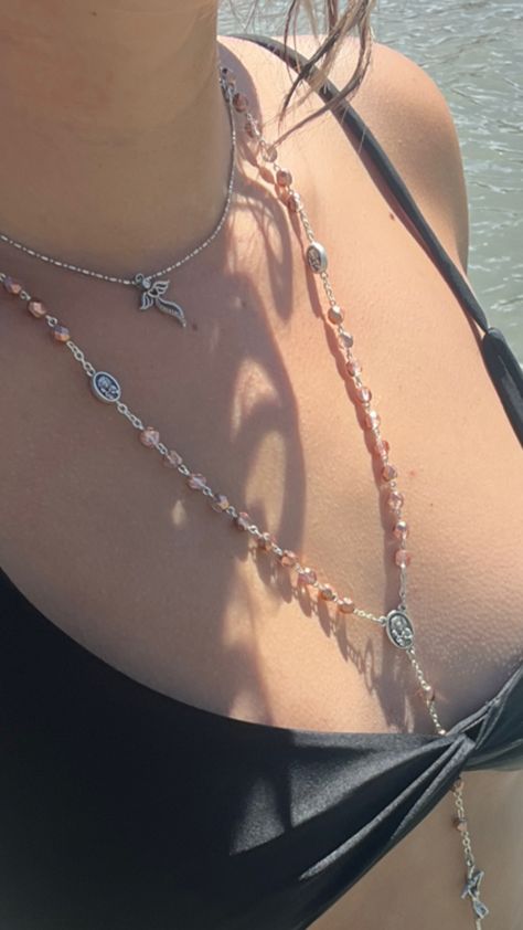 Rosary Outfit, Rosary Necklace Aesthetic, Silver Jewlery, Layered Necklaces Silver, Rosary Necklace, Layered Jewelry, Layering Outfits, Jewelry Inspo, Outfits Aesthetic