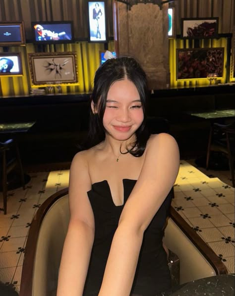 Fancy Restaurant Photoshoot, Wolfcut Bob, Ootd Poses Instagram, Restaurant Dress, Restaurant Aesthetics, Eating Pictures, Instagram Asian, Y2k Acubi, Tiktok Beauty