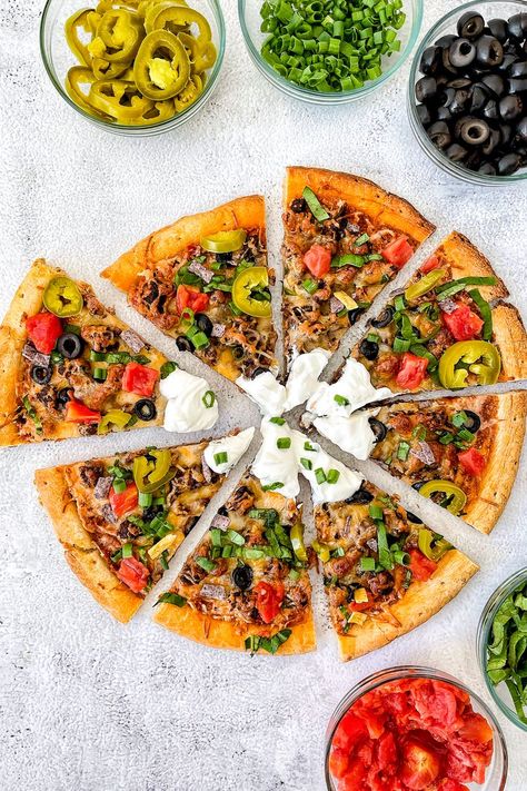 Taco Pizza Easy Taco Pizza, Fast And Easy Dinner, Taco Pizza Recipes, Beef Taco, Taco Pizza, Homemade Pizza Dough, Easy Taco, Pizza Pizza, Pizza Bake