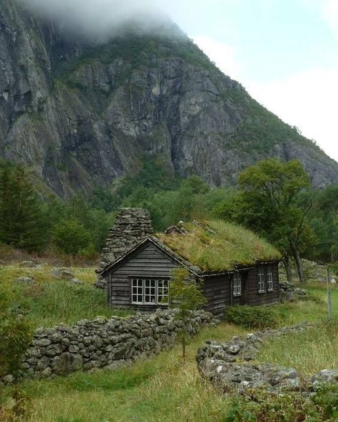 When can I move in? #house #woods #woodland #mountains #perfect #perfecthome  #vikingstyle #vikinglifestyle #vikinglife #vikinginspired Cabins And Cottages, Cabin Life, Green Roof, Cabins In The Woods, Mountain Range, The Roof, Pretty Places, Log Homes, Abandoned Places