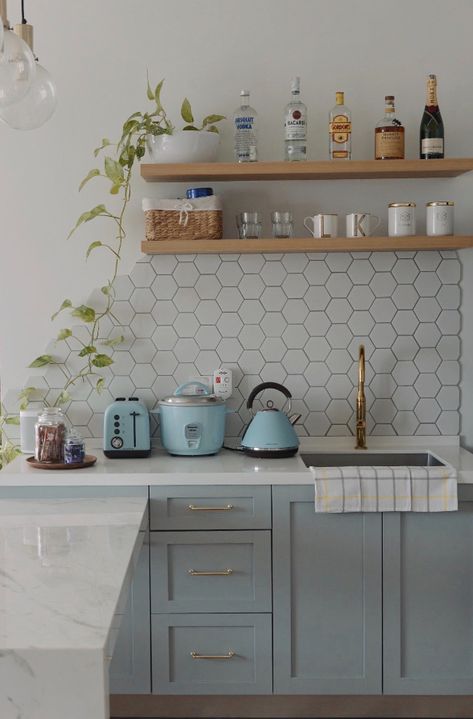 White Kitchen Marble Backsplash, Kitchen Wall Tiles Design, Backsplash Kitchen White Cabinets, Kitchen Backsplash Trends, Marble Backsplash Kitchen, White Marble Kitchen, Kitchen Backsplash Ideas, Kitchen Backsplash Designs, Classic Kitchen